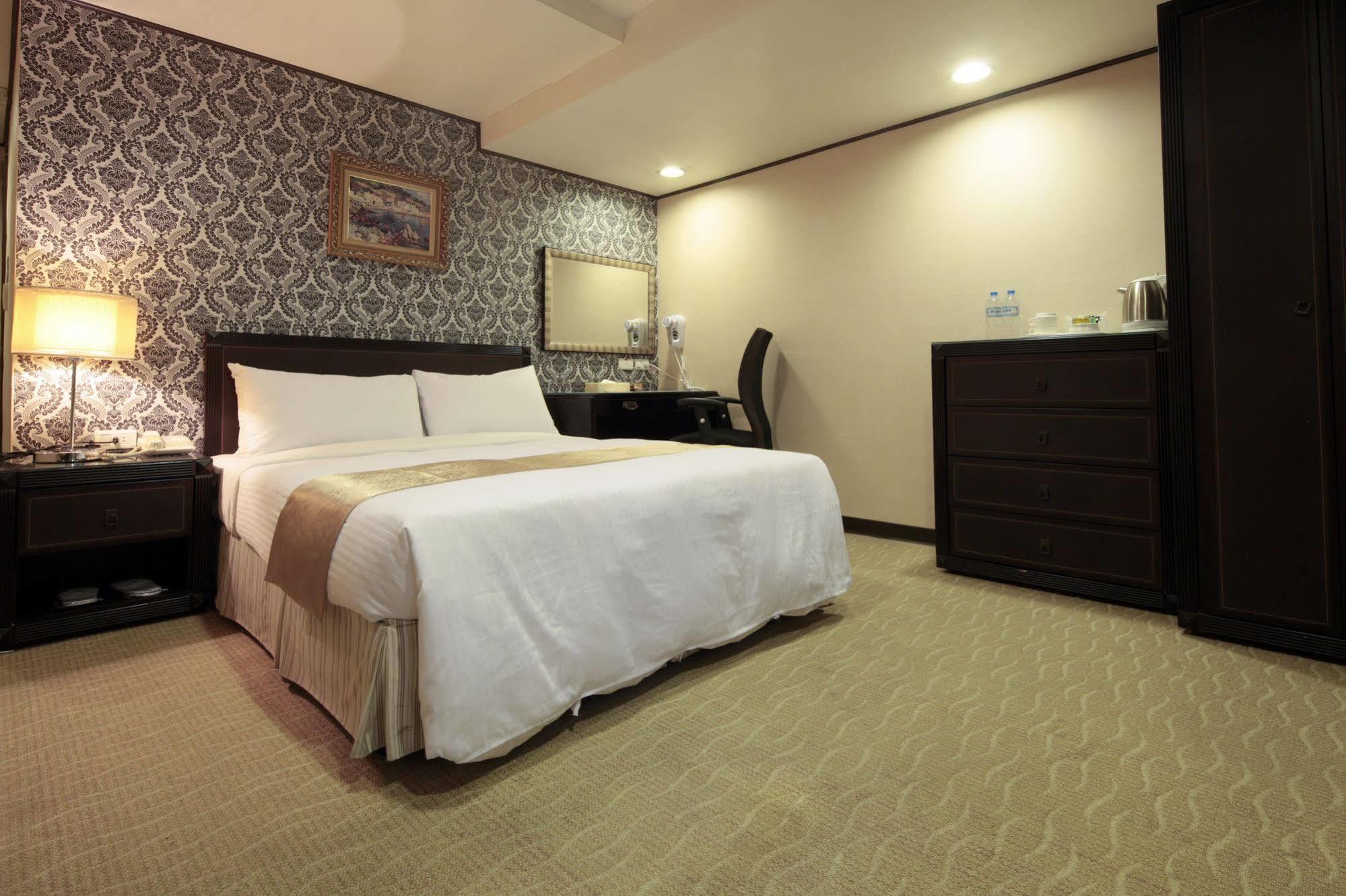 Lincoln Hotel Tainan Buitenkant foto