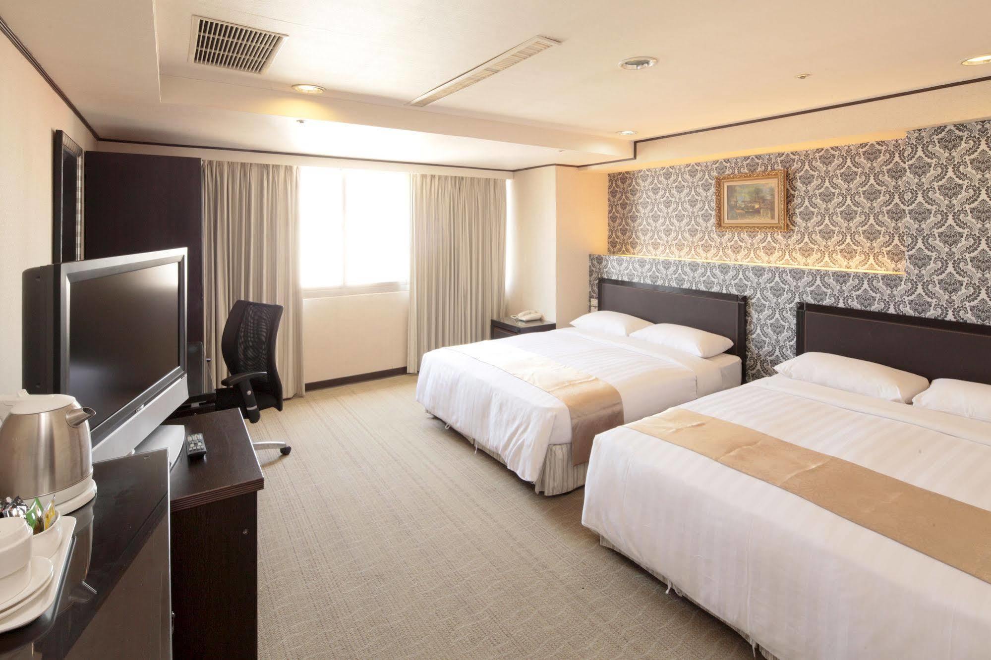 Lincoln Hotel Tainan Buitenkant foto
