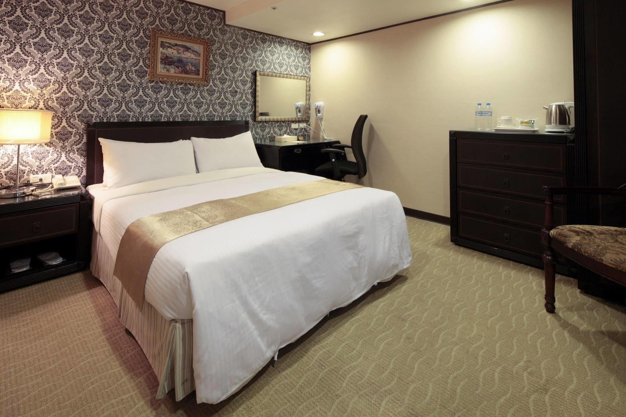 Lincoln Hotel Tainan Buitenkant foto