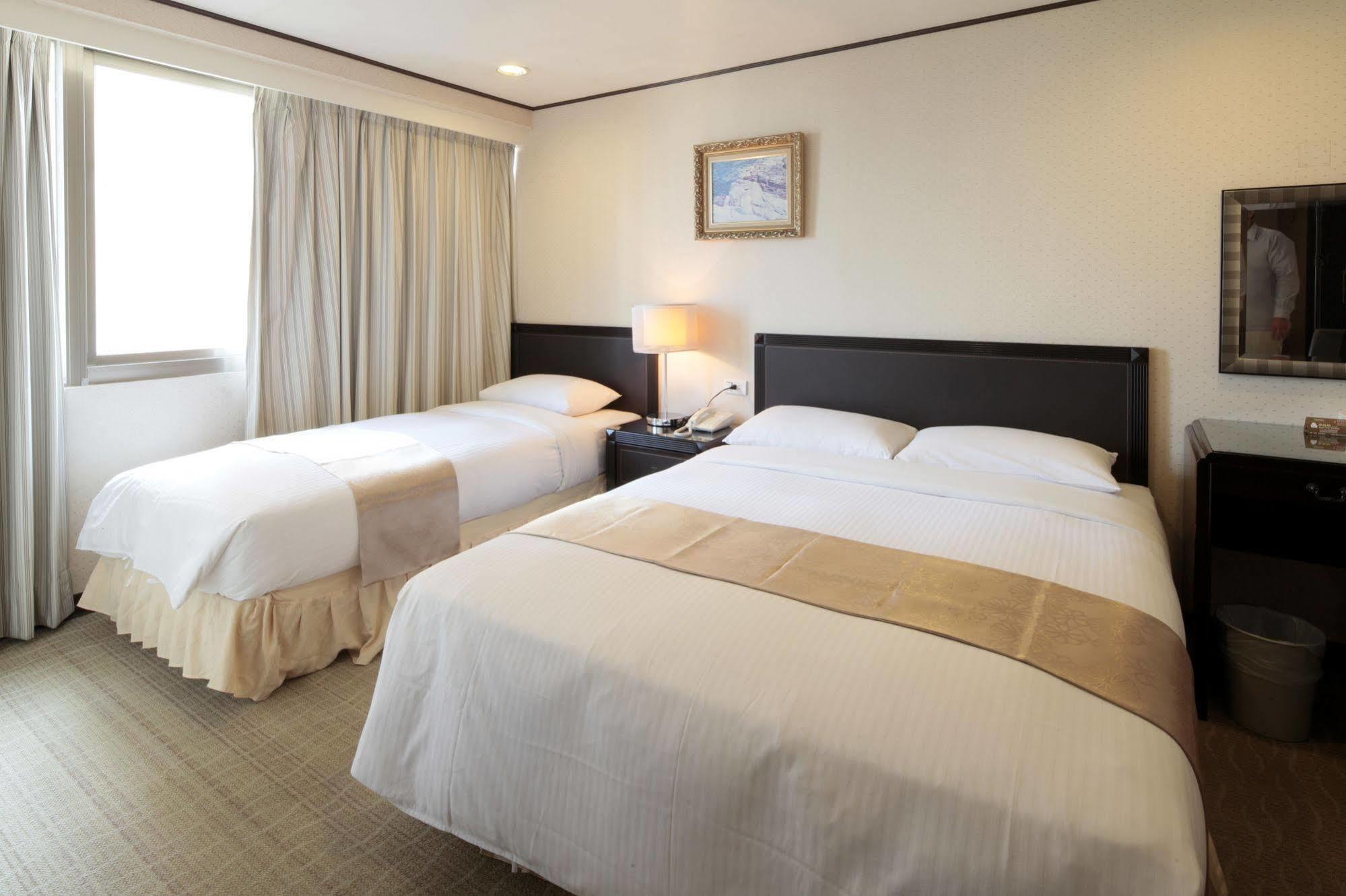 Lincoln Hotel Tainan Buitenkant foto
